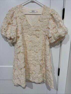 ASTR Cream Textured Floral Puff-Sleeve Dress